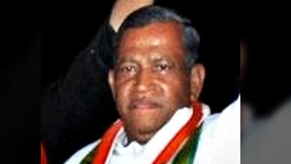 পরেশের নামে কোনও ব্যাঙ্কঋণ চলছে না। হলফনামায় তিনি নিজেকে বিধায়ক হিসেবেই পরিচয় দিয়েছেন।