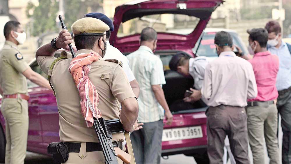 নজরে: অষ্টম ও শেষ দফার ভোটের আগে শহরে চলছে নাকা-তল্লাশি। বুধবার।