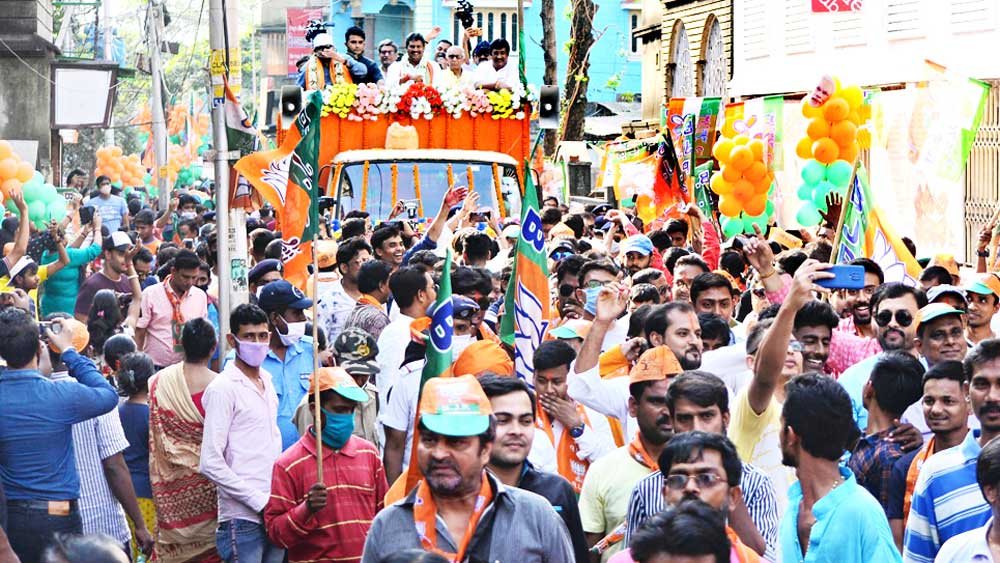 অসাবধান: হাওড়ার ডুমুরজলায় বিজেপি প্রার্থীর সমর্থনে মিঠুন চক্রবর্তীর রোড শোয়ে দূরত্ব-বিধি বা মুখে মাস্ক পরা, কোনও কিছুরই বালাই নেই। 