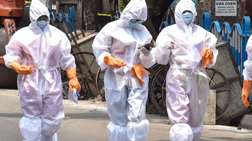 অথচ এই অতিমারি পরিস্থিতিতেও এই গ্রামকে এখনও ছুঁতে পারেনি কোভিড ১৯।