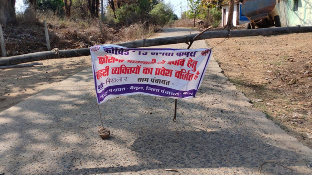 গ্রামের মহিলারা নিজেদের মধ্যেই দিনের ২৪ ঘণ্টা সময় ভাগ করে নিয়েছেন পাহারা দেওয়ার জন্য। রীতিমতো লাঠি হাতে পাহাড়া দেন তাঁরা।