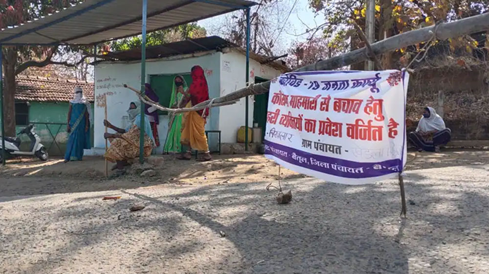 বেতুলের এই গ্রামে প্রবেশের মূল রাস্তা বাঁশের বেড়া দিয়ে বন্ধ করে দিয়েছেন মহিলারা।