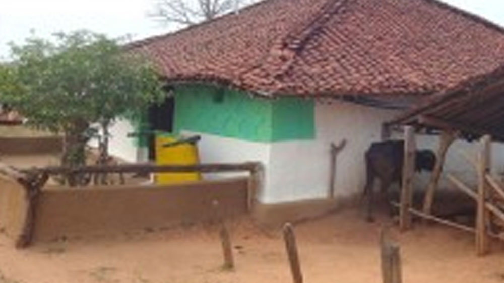 নিত্যপ্রয়োজনীয় জিনিসের জন্য গ্রামের মহিলারা দু’জন যুবককে নিয়োগ করেছেন। ওই দু’জনই প্রয়োজন জেনে নিয়ে গ্রামের বাইরে গিয়ে সেগুলিকে নিয়ে আসেন এবং বাড়ি বাড়ি পৌঁছে দেন।