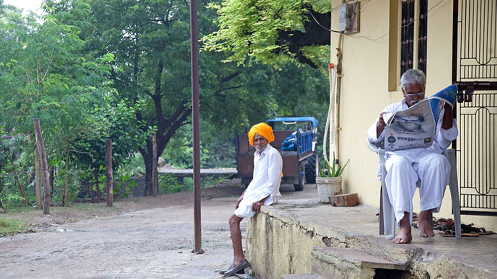 করোনা সংক্রমণ আটকাতে কোনও বহিরাগতকে এই গ্রামে ঢুকতে দেন না তাঁরা। নিজেরাও সচরাচর গ্রাম ছেড়ে বার হন না।