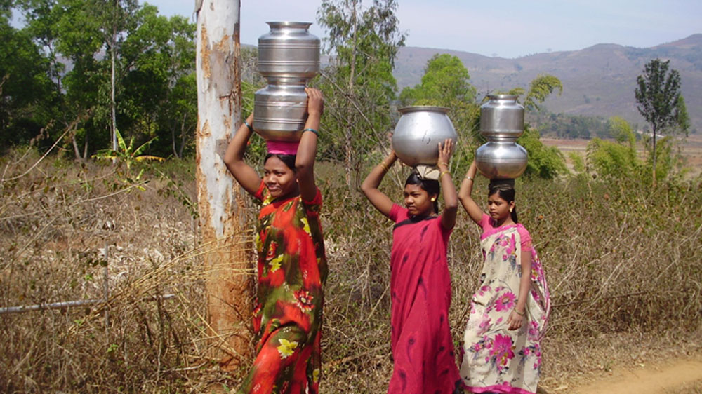 গ্রামের নাম চিখালার। মধ্যপ্রদেশের বেতুল জেলার অন্তর্গত এই গ্রাম। সারা দেশে যখন লাফিয়ে বাড়ছে সংক্রমণের সংখ্যা, লাগাম টানা যাচ্ছে না মৃতের সংখ্যাতে, সেই অবস্থায় দাঁড়িয়ে সারা বিশ্বের কাছে নজির তৈরি করেছে এই গ্রাম।