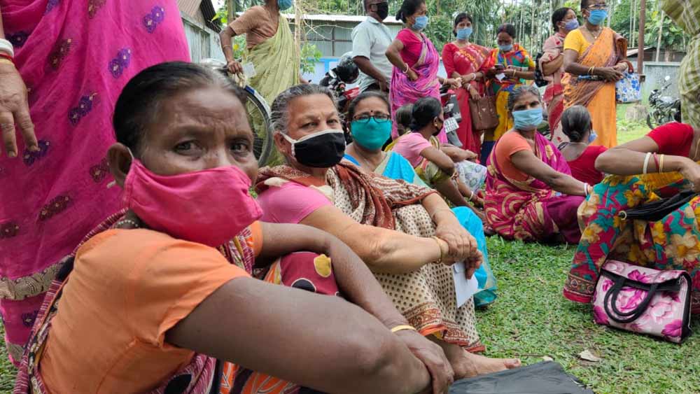 টিকা নিতে এসে জটলা।