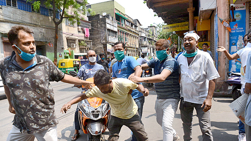 প্রতিপক্ষ: শ্যামপুকুর কেন্দ্রের রাজা রাজবল্লভ স্ট্রিটে তৃণমূল-বিজেপি সমর্থকদের মধ্যে মারামারি। বৃহস্পতিবার। 