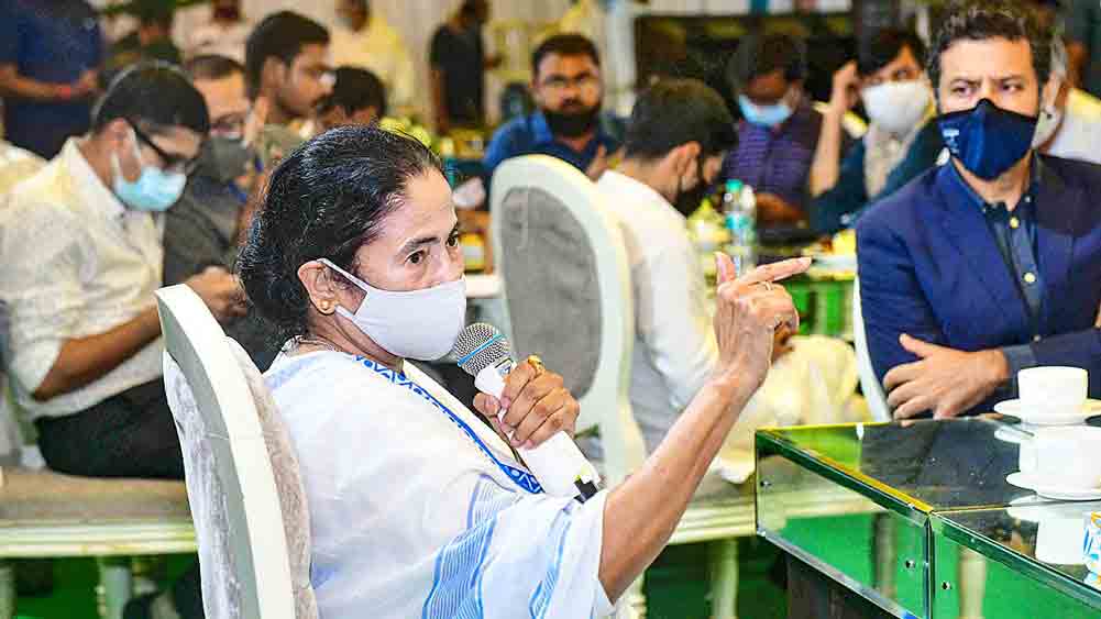 মধ্যমণি: দিল্লি সফরে সাংবাদিকদের সঙ্গে চা-চক্রে মমতা বন্দ্যোপাধ্যায়।