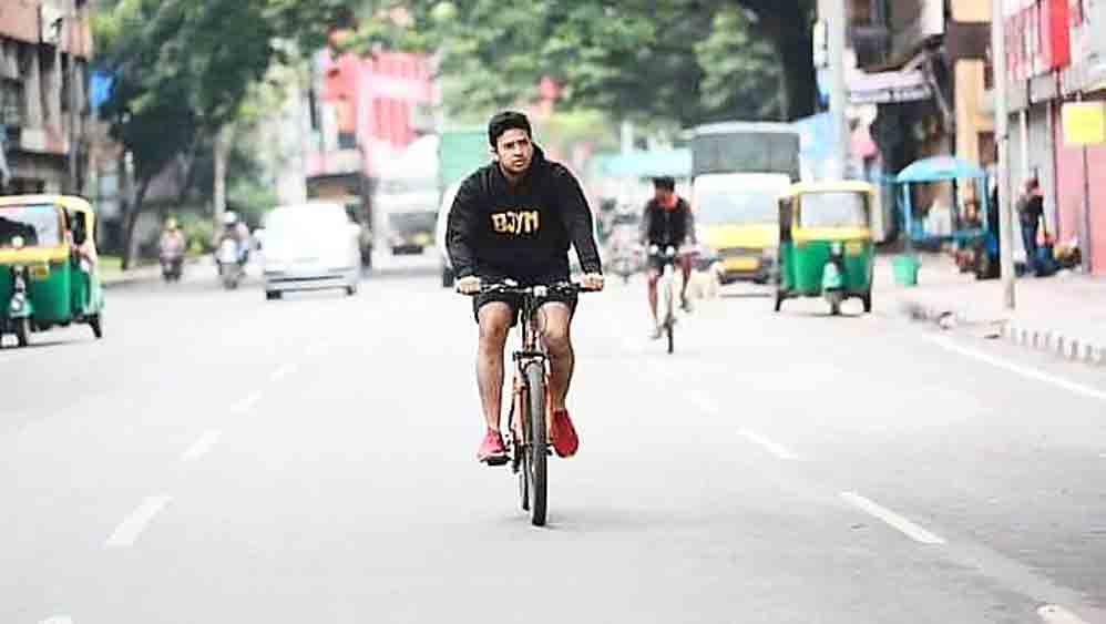 আরোহী: সাইকেলে সাংসদ তেজস্বী সূর্য।