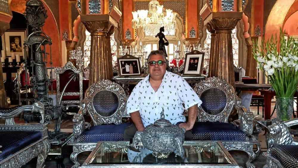 মনোজ কিন্তু সেটা হতে দেননি। অভিনয়ের ভূতকে নিজের মধ্যেই লুকিয়ে রেখে দিয়েছিলেন তিনি। ভাইকে ব্যবসার হাল ধরার যোগ্য করে তুলে তারপর ফের মুম্বই আসেন তিনি। ফের শুরু করলেন স্বপ্নের দৌড়।