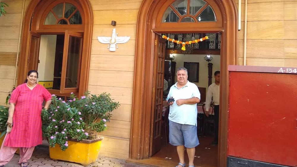 তিনি বলিউডের অত্যন্ত পরিচিত মুখ মনোজ পহবা। দিল্লির একটি পঞ্জাবি পরিবারে জন্ম মনোজের। তাঁর পূর্বপুরুষ পাকিস্তানের অন্তর্গত পঞ্জাবের বাসিন্দা ছিলেন। দেশভাগের সময় তাঁরা দিল্লিতে চলে আসেন।