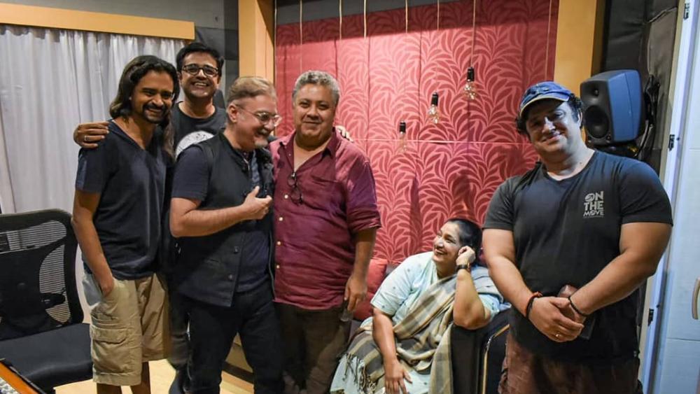 কোনওদিনই সে অর্থে মেধাবী ছিলেন না মনোজ। তবে স্কুলে ড্রামায় অংশ নিতেন। ফলে মেধাবী না হওয়া সত্ত্বেও তিনি জনপ্রিয় হয়ে উঠেছিলেন সহপাঠীদের মধ্যে।