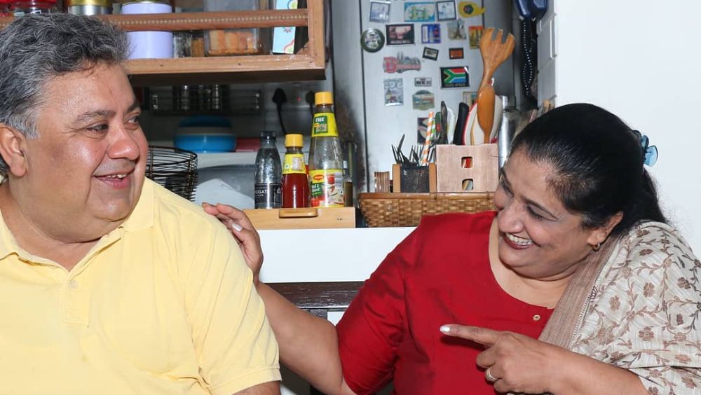 মনোজ শোনেননি। দিল্লির ন্যাশনাল পাবলিক স্কুল থেকে পাশ করার পর তিনি দিল্লির একটি থিয়েটার দলে যোগ দেন। সেখানেই পরিচয় সীমা পহবার সঙ্গে।