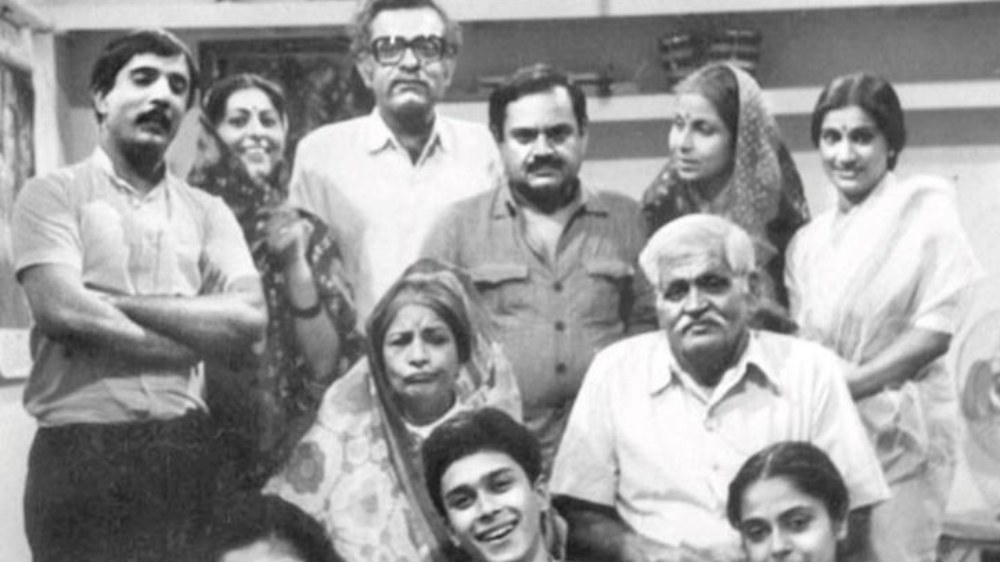 সপ্তাহে তিন দিন সম্প্রচার হত। এটি দেশের প্রথম ধারাবাহিক ছিল। তাতে সুযোগ পেয়েছিলেন মনোজ। তাঁর সঙ্গে সীমাও অভিনয় করেছিলেন ধারাবাহিকে।