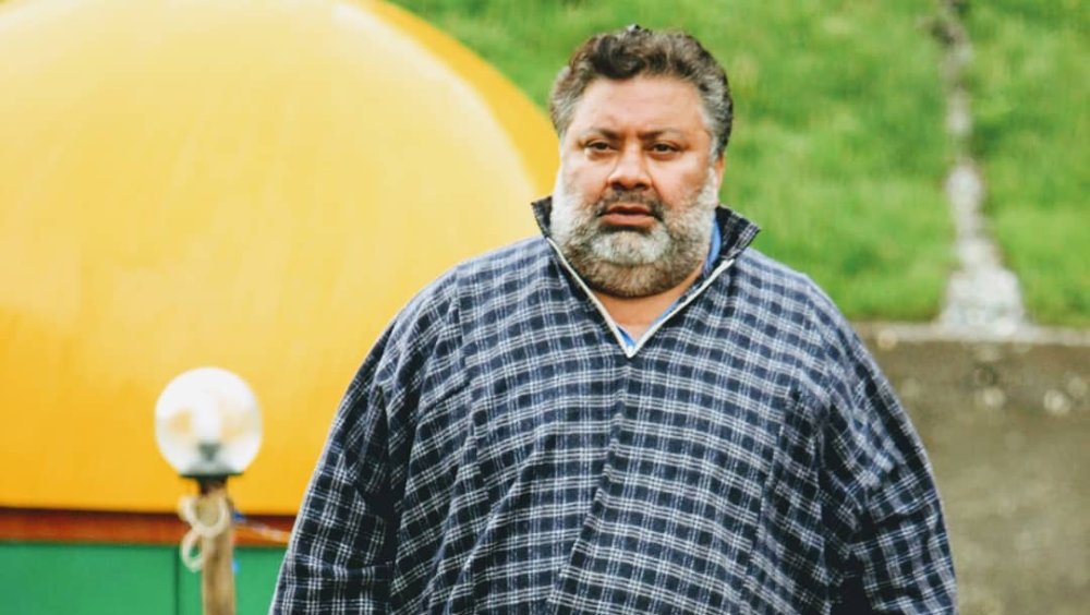 মনোজের ইচ্ছা ছিল হিন্দি ছবিতে অভিনয় করার। কিন্তু এমন সময় হঠাৎই বাবা মারা যান। মনোজ তখনই বাড়ি ফিরে আসেন। বড় দাদা হিসাবে পরিবারের দায়িত্ব তখন তাঁর কাঁধে।