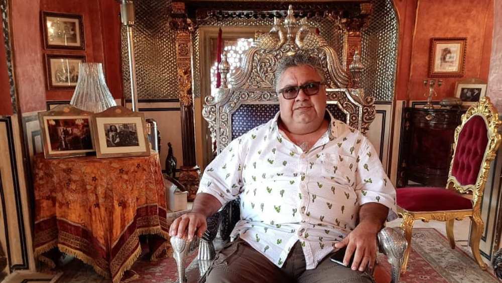 দিল্লিতে বাবার দোকানের হাল ধরেন তিনি। পরিবারের ভাল-মন্দ সমস্ত দায়িত্ব পালন করলেন। পড়াশোনা শিখে ভাই ব্যবসা সামলানোর উপযুক্ত হলে তাঁকে সমস্ত বুঝিয়ে দিয়ে ফের স্বপ্ন আঁকড়ে মুম্বই চলে এলেন।