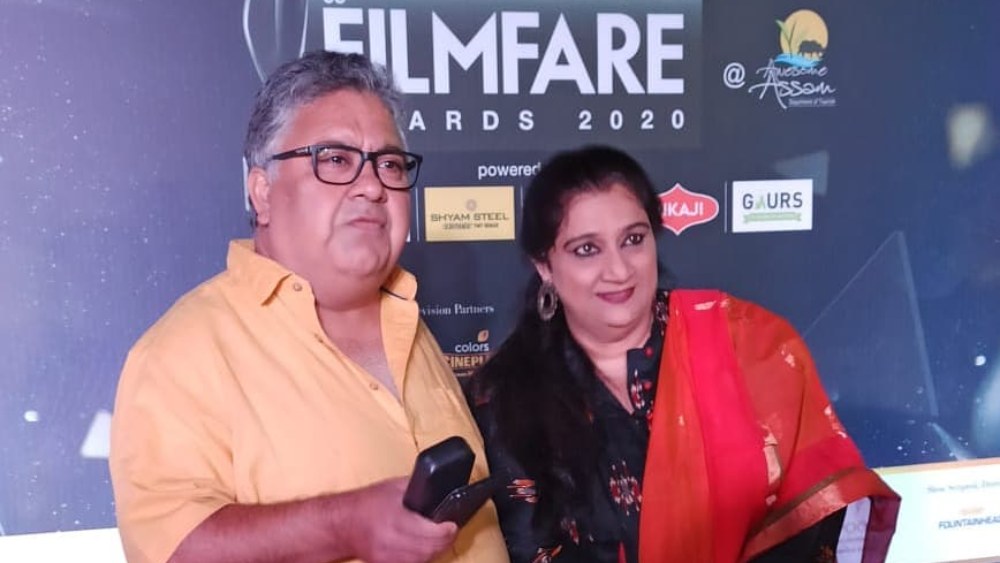 তত দিনে সীমার সঙ্গে বিয়ে হয়ে গিয়েছে তাঁর। তাঁদের দুই সন্তান। সপরিবারে মুম্বই চলে আসেন। সীমা নিজেও অভিনেত্রী ছিলেন। মনোজের সিদ্ধান্তে তাই পূর্ণ সমর্থন ছিল তাঁর।