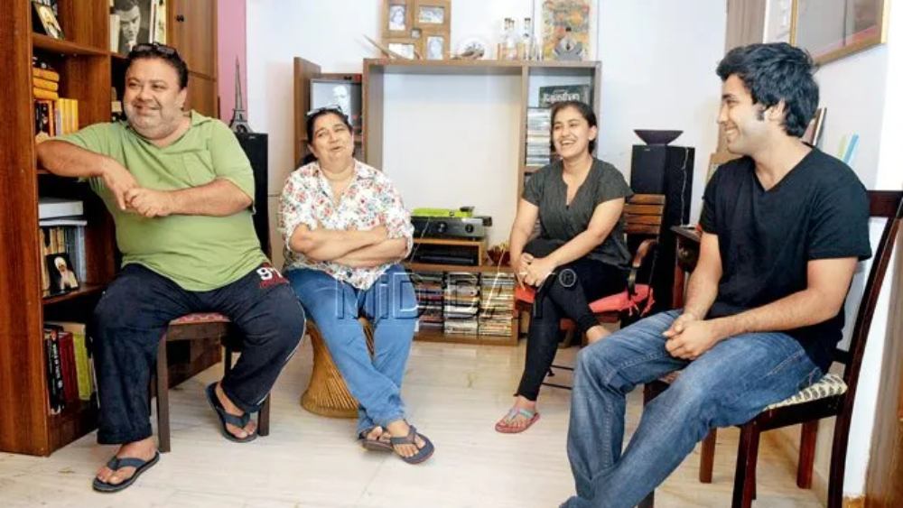 মুম্বইয়ের ভারসোভায় সপরিবার থাকেন মনোজ। দিল্লিতে তাঁর পরিবারের সঙ্গেও নিত্য যোগাযোগ রাখেন। স্ত্রী সীমা নিজেও একজন অভিনেত্রী। অভিনয়ে পা রেখেছেন তাঁর দুই ছেলেমেয়েও।  