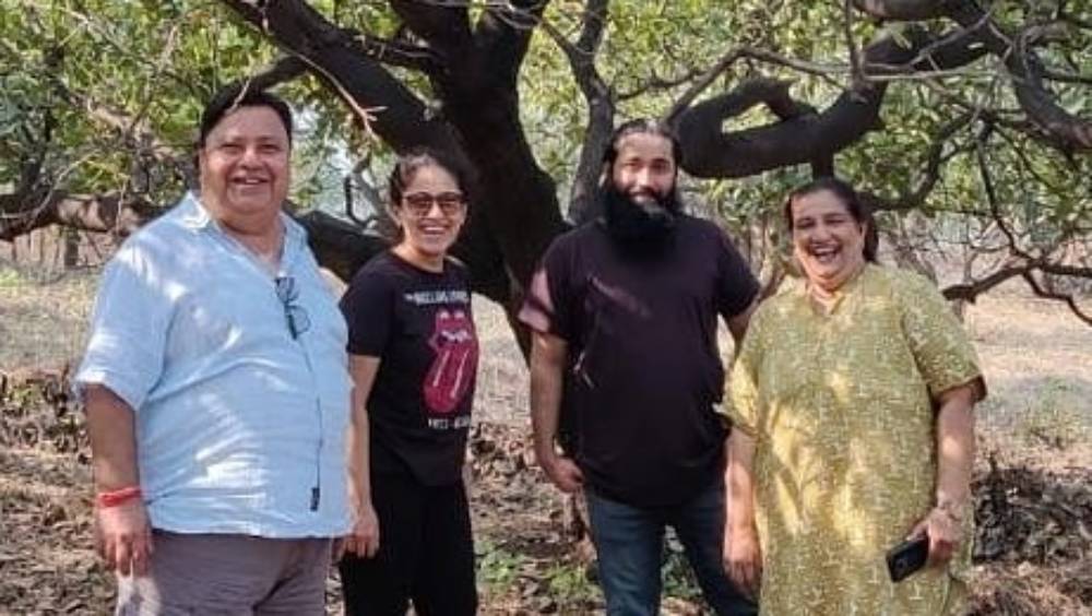 দিল্লিতে মনোজের বাবার গাড়ি সারানোর দোকান ছিল। নিজের ইচ্ছার কথা পরিবারে জানিয়ে হাসির পাত্র হয়েছিলেন তিনি। পারিবারিক ব্যবসা ছেড়ে, নিশ্চিত উপার্জন ছেড়ে অনিশ্চিত জীবনের দিকে পা বাড়াতে সকলেই বারণ করেছিলেন তাঁকে।