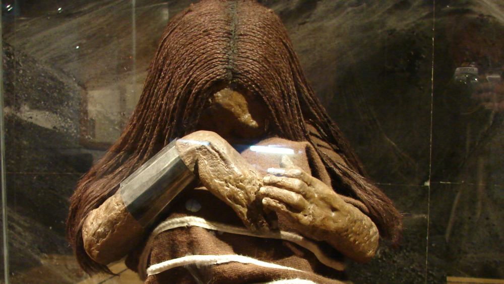 কারও মতে, উৎসর্গের এই প্রথা শুভ বলে গণ্য করা হত। ঈশ্বরের কাছে উৎসর্গের অনুমতি মিলত শুধুমাত্র সমাজের উচ্চশ্রেণির মানুষদের। মমি হয়ে যাওয়া ওই তিনজনই নিশ্চয় ধনী পরিবারের সন্তান ছিল।