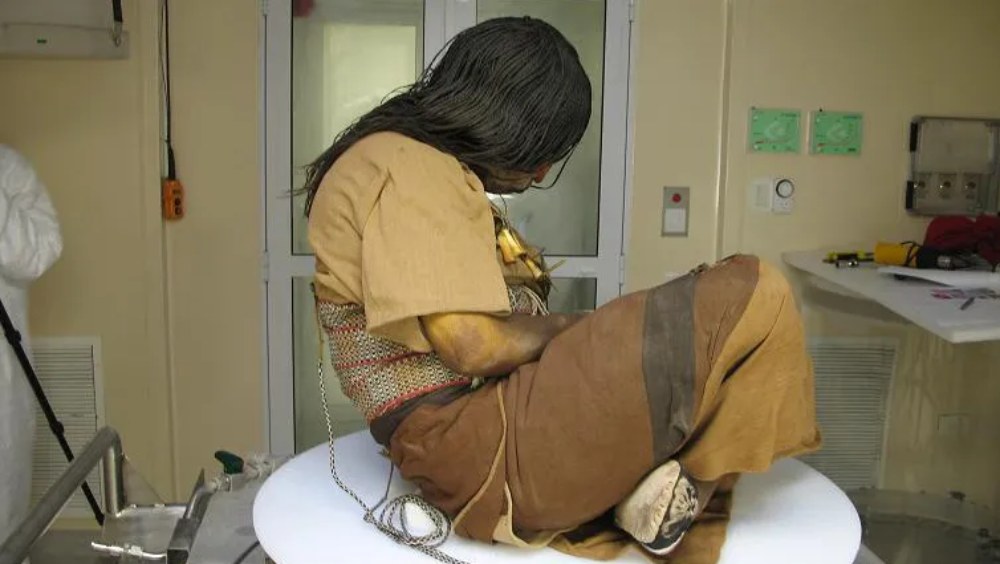 যে তিনটি মমি মিলেছিল সেগুলিকে এক ঝলক দেখলে মনে হবে ঠিক যেন বসে ঘুমিয়ে রয়েছে তারা। হাঁটু ভাঁজ করে সামনের দিকে খানিকটা ঝুঁকে রয়েছে। ৫০০ বছর শরীরে সে ভাবে প্রভাব ফেলতে পারেনি। শরীরের মতো গায়ের জামাটিও অক্ষত ছিল। এমনকি তাদের চুলও ঠিক সে ভাবেই রয়ে গিয়েছিল। ঘুমন্ত অবস্থায় বরফে শরীর জমে গিয়ে মৃত্যু হলে যেমন দেখায়, ঠিক তেমনই দেখাচ্ছিল তাদের।