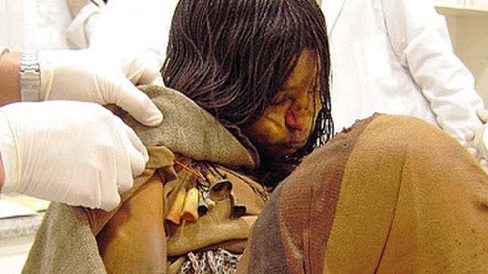 প্রত্নতত্ত্ববিদদের মতে, মমিগুলির বয়স অন্তত ৫০০ বছর। এই দুর্গম এলাকায় আজও পৌঁছনো বেশ কঠিন। বহু বার চেষ্টার পর ১৯৯৯ সালে পৌঁছতে পারে প্রত্নতত্ত্ববিদদের একটি দল। প্রাকৃতিক দুর্যোগের সম্মুখীন হতে হতে এক সময় ফিরে আসার মানসিক প্রস্তুতিও নিয়ে ফেলেছিলেন। তার পর সন্ধান মেলা একটি সূত্রের জোরে তাঁরা অবশেষে লুলাইলাকোর শ্মশানে পৌঁছন এবং অনেক খোঁজার পর ইনকাদের নরবলির এই নিদর্শন খুঁড়ে বার করেন। এত বছর আগে এই দুর্গম অঞ্চলে ইনকাদের নিত্য যাতায়াত সত্যিই বিস্ময়কর।