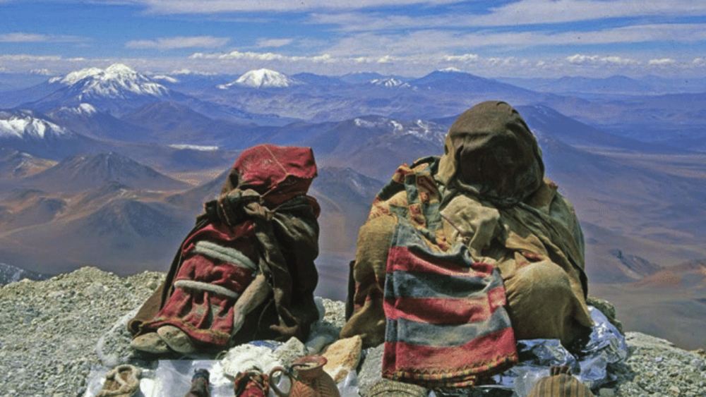 একটু একটু করে শক্তি হারাচ্ছিল তাদের শরীর। বসে থাকতে থাকতেই ঘুমিয়ে পড়েছিল তারা। তখনই বসে থাকা মৃতপ্রায় ওই শিশুদের মাটির পাঁচ ফুট নীচে কফিনবন্দি করা হয়েছিল।