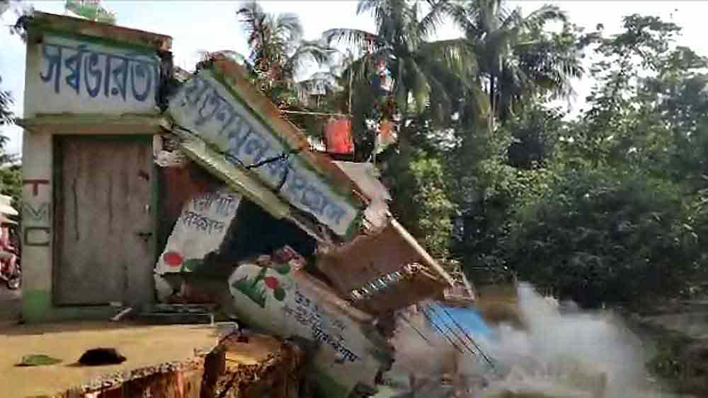 A TMC party office collapsed due to huge rain at West Medinipur dgtld