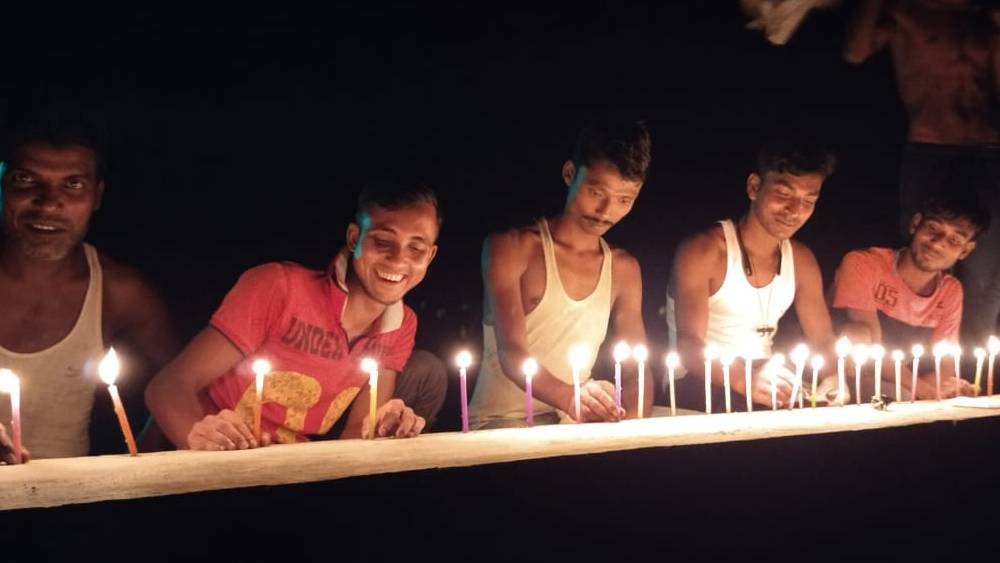 জ্বালানো হচ্ছে মোমবাতি 