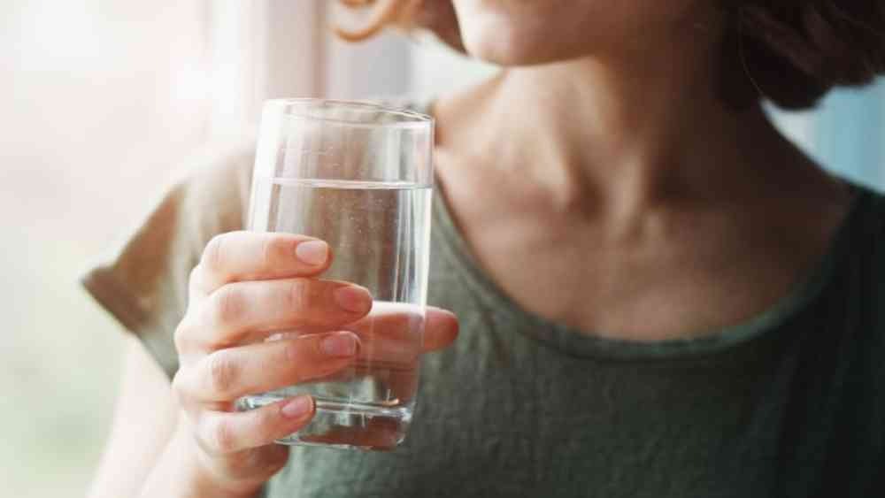 পর্যাপ্ত জল পারে ত্বকের টানটান ভাব ফিরিয়ে আনতে। 