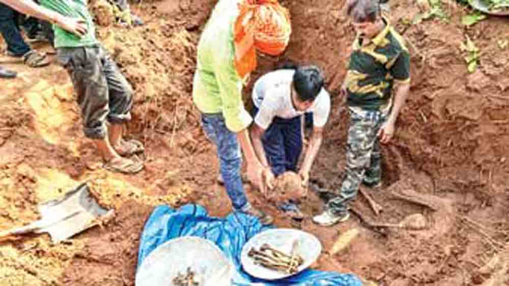 জঙ্গলে উদ্ধার হওয়া হাড়গোড়ের ডিএনএ পরীক্ষার রিপোর্ট এখনও পাওয়া যায়নি।