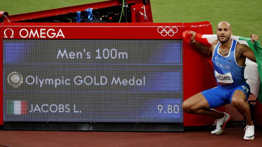 স্কোরবোর্ডের সামনে জ্যাকবস।