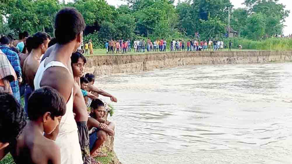 পাড় ভেঙে ঘরের দুয়ারে ভাগীরথী। 