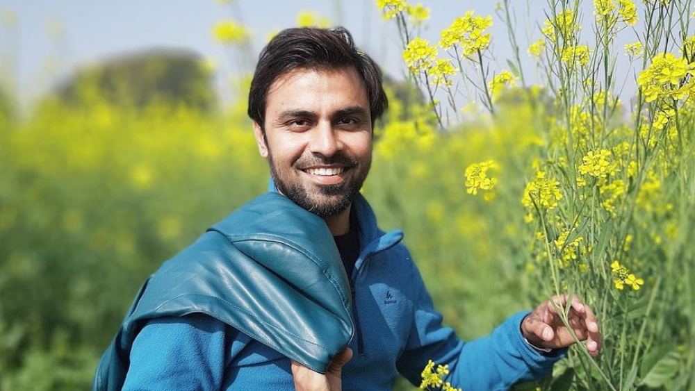 কলেজে স্ক্রিপ্ট লেখক বিশ্বপতি সরকারের সঙ্গে তাঁর পরিচয় হয়। বিশ্বপতি তখন টিভিএফ (দ্য ভাইরাল ফিভার)-এর সঙ্গে যুক্ত ছিলেন।