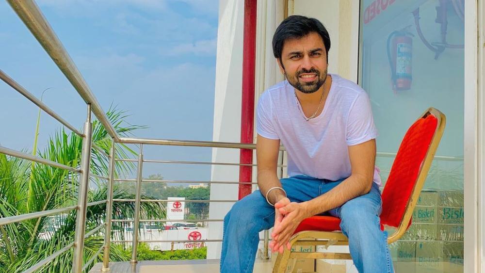 এক বছর ধরে পরিশ্রম করে এক সময় ভেঙেও পড়েছিলেন। তার পর বেঙ্গালুরুতে একটি নির্মাণ সংস্থায় যোগ দেন। কিন্তু সেই চাকরিতে তাঁর মন বসছিল না।