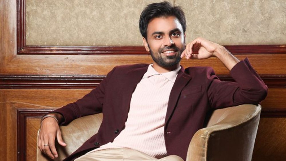 এ দিকে তাঁর পরিশ্রম ফল দিতে শুরু করেছিল। ২০১৩ সালে তাঁর প্রথম ছবি ‘মুন্না জজবাতি’-র ভিডিয়ো ভাইরাল হয়ে যায়। প্রথম ছবি থেকেই নেটদুনিয়ার পরিচিত মুখ হয়ে ওঠেন জিতু।