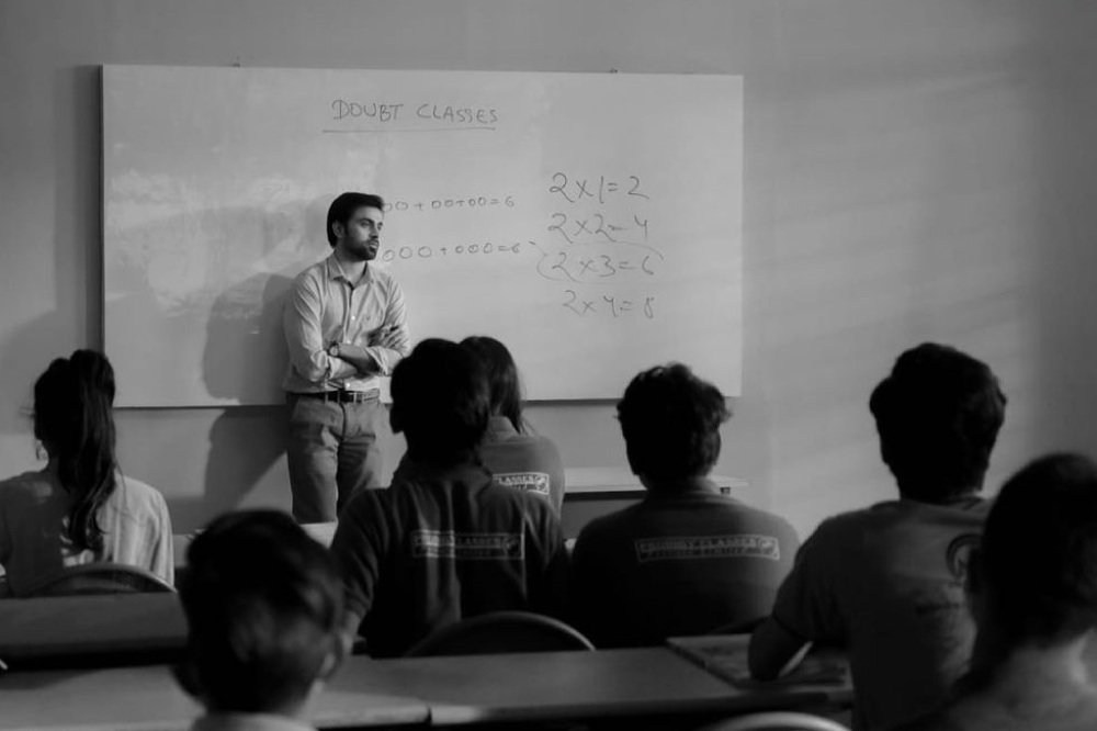 তার পর টিভিএফ-এর ‘টেক কনভারসেশন উইথ ড্যাড’, ‘এ ডে উইথ’ সিরিজে অভিনয় করেন। তবে সবচেয়ে বেশি জনপ্রিয়তা পেয়েছিলেন ‘কোটা ফ্যাক্টরি’-র ‘জিতু ভাইয়া’ হয়ে।