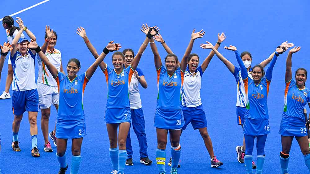 টোকিয়োয় জয়ী হওয়ার পর ভারতীয় মহিলা হকি দল।