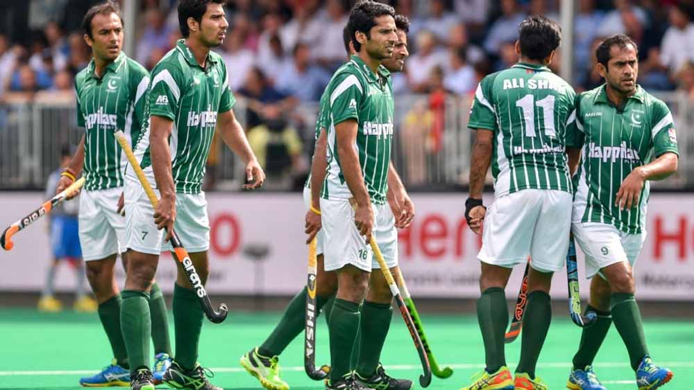 তিন বারের অলিম্পিক্স সোনাজয়ী পাকিস্তান দল তখন সেই বিশ্ব থেকে অনেক দূরে।