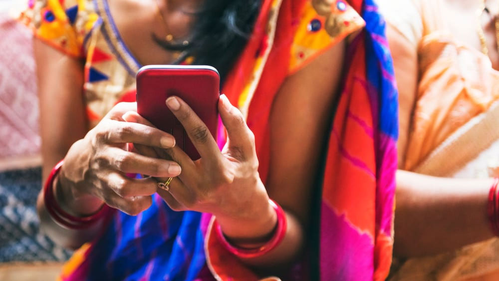 জাতীয় পেমেন্ট কর্পোরেশন অফ ইন্ডিয়া তাদের ইউপিআই পরিষেবার সাহায্যে ই রুপি তৈরি করেছে। তবে এব্যাপারে সাহায্য করেছে অর্থনৈতিক পরিষেবা দফতর, স্বাস্থ্য এবং পরিবার কল্যাণ মন্ত্রক এবং জাতীয় স্বাস্থ্য সংস্থা।