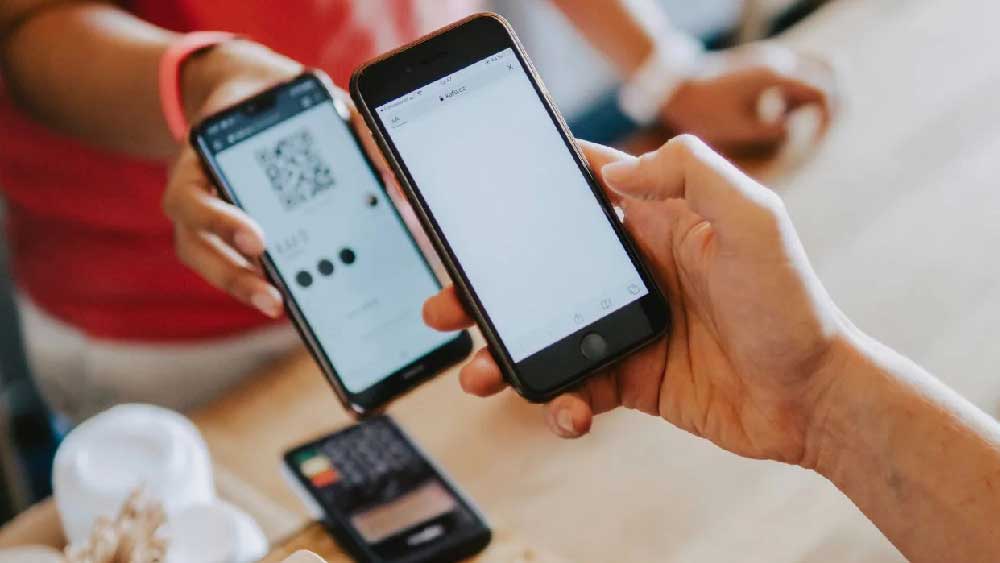 ই রুপি আসলে এক ধরনের ই ভাউচার। আমরা যেমন গিফট ভাউচার কিনি, কিছুটা সে রকমই। তবে এ ক্ষেত্রে ভাউচারটি কিউআর কোড অথবা এসএমএসের মাধ্যমে গ্রাহকের মোবাইলে পৌঁছে দেওয়া হবে।