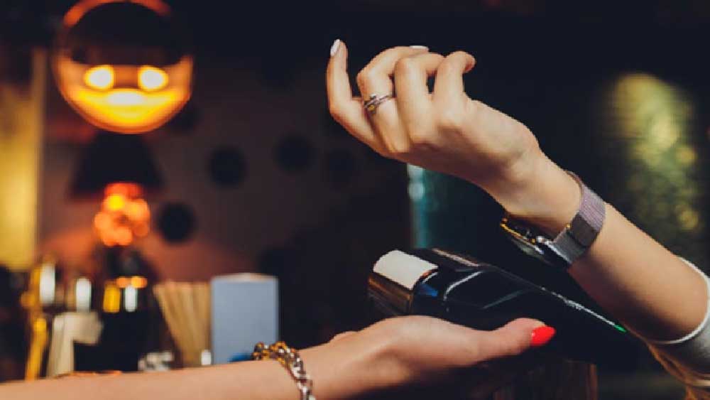 তবে এর জন্য কোনও কার্ড, পেমেন্ট অ্যাপ বা নেটব্যাঙ্কিংয়ের প্রয়োজন নেই। গ্রাহক যেখান থেকে পরিষেবা নিচ্ছেন বা কিছু কিনছেন সেখানে সরাসরি ওই ভাউচারের বিনিময়ে ক্রয় করা যাবে।