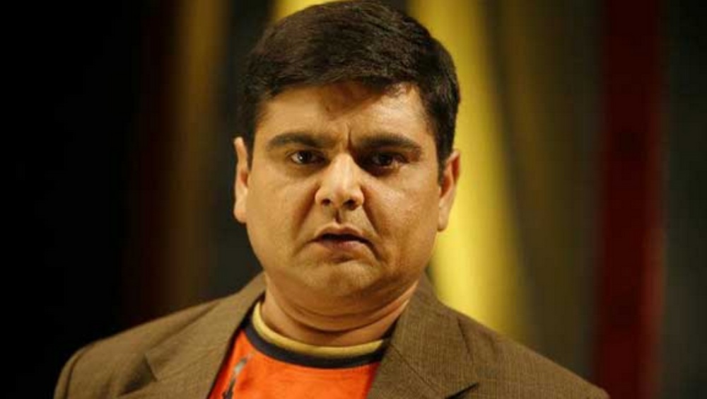 সময়ের একটু হেরফের হয়েছে বটে। দু’বছরের মধ্যে তিনি ইন্ডাস্ট্রিতে নাম করতে পারেননি। তবে আজ দেবেন ভোজানিকে কে না চেনেন! ছোট হোক বা বড়, দুই পর্দারই জনপ্রিয় মুখ তিনি।