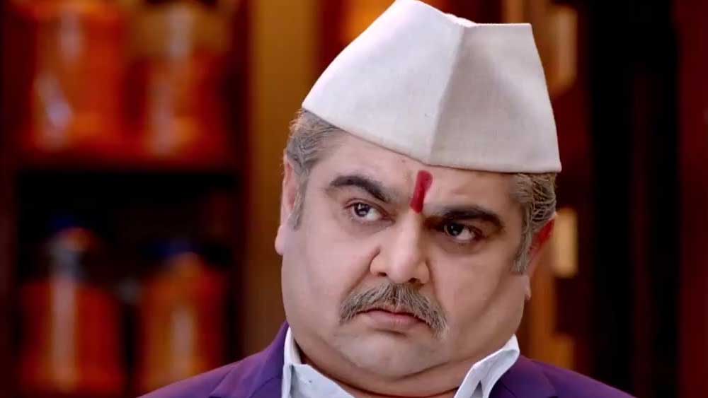 মুম্বইয়ের একটি গুজরাতি পরিবারে জন্ম দেবেনের। স্কুল-কলেজে পড়ার সময় থেকেই তিনি নাটক করতেন। সে জন্য অনেক আগে থেকেই অভিনয় তাঁর নখদর্পনে ছিল।