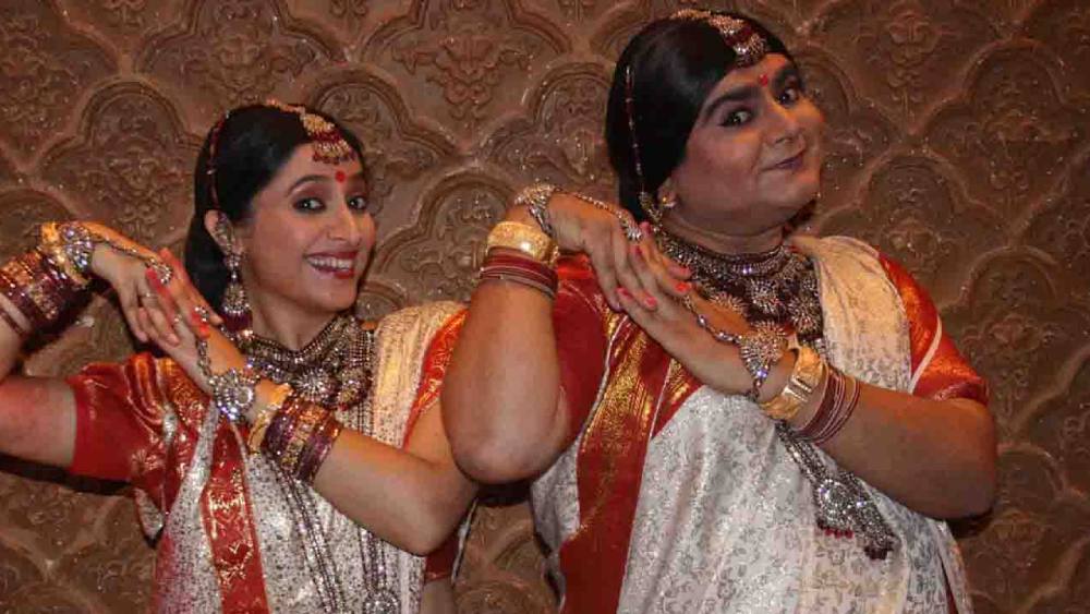 কিন্তু দেবেন কখনও ভাবেননি অভিনয়কেই পেশা হিসাবে বেছে নেবেন। তিনি নাটক করতেন ভালবেসে।