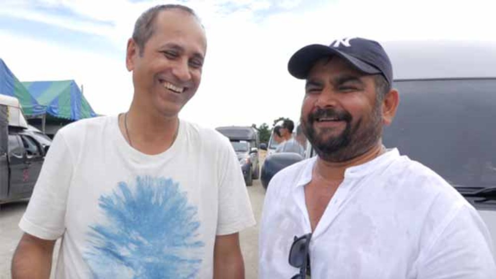 দেবেন অডিশন দেন এবং পরিচালকের পছন্দও হয়ে যায়। পাশাপাশি গুজরাতি নাটকও চালিয়ে যাচ্ছিলেন।