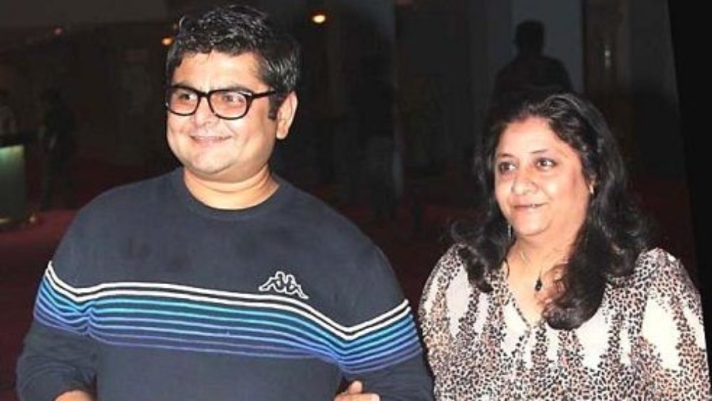 এ রকমই একটি শো-এর জন্য বাড়ি থেকে অনেকটাই দূরে যেতে হত দেবেনকে। তিনি সে সময় চার্টার্ড অ্যাকাউন্ট্যান্টের পড়াশোনাও করছিলেন। ইন্টার্নশিপও করছিলেন। অফিসে ছুটি চেয়েও মেলেনি।