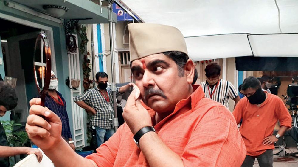 সেই শো-এ দেবনের বদলে আমির খান অভিনয় করেছিলেন। আমিরের নাম প্রস্তাব করেন দেবেনই। তার আগে পর্যন্ত আমিরের কাজ ছিল মঞ্চের পিছনে সব কিছু সামলানো। অভিনয় তিনি করার অনুমতি পাননি। দেবেনের কথাতেই সেই সুযোগ পেয়েছিলেন তিনি।