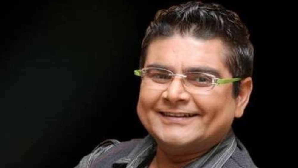 বাবা কিছুতেই দেবেনকে সিএ-র পড়া ছেড়ে ছবিতে অভিনয় করতে দিতে রাজি ছিলেন না। তখনই বাবাকে চ্যালেঞ্জ ছুড়ে দিয়েছিলেন দেবেন। পড়া মাঝ পথেই ছেড়ে দিয়ে আমিরের সঙ্গে ছবি করতে শুরু করলেন।