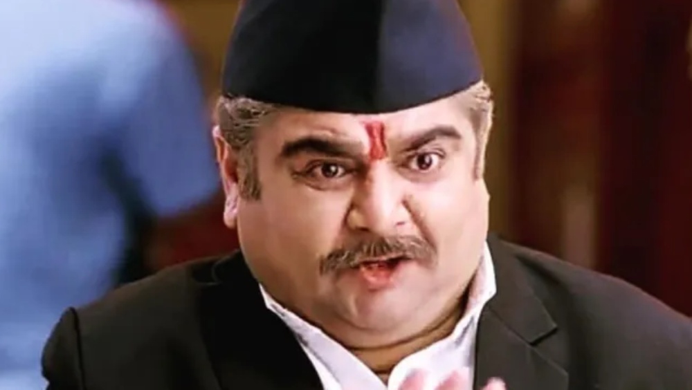 সেই কাজ করার সময়ই দেবেন বুঝেছিলেন তিনি পরিচালনাও করতে পারবেন। ‘সারাভাই ভার্সেস সারাভাই’ তাঁর প্রথম পরিচালিত ধারাবাহিক। টানা কাজ করতে করতে জীবন একঘেয়ে লাগতে শুরু করেছিল তাঁর। ২০১০ সালে কাজ থেকে বিরতি নিয়ে দেশ ছেড়ে চলে যান দেবেন।